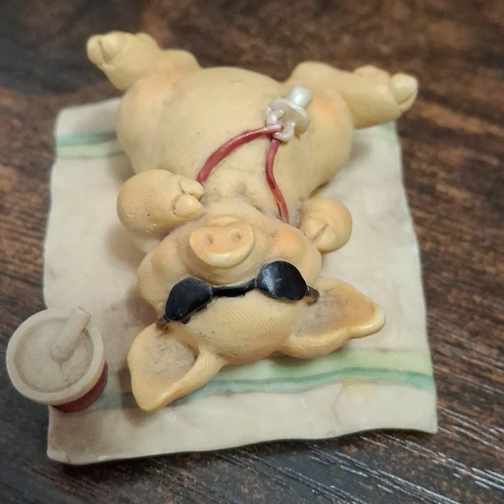 🐖Vintage Ganz 1992 Pigsville Small Figurine ‘Sun Tanning Piglet’ - PM 1301